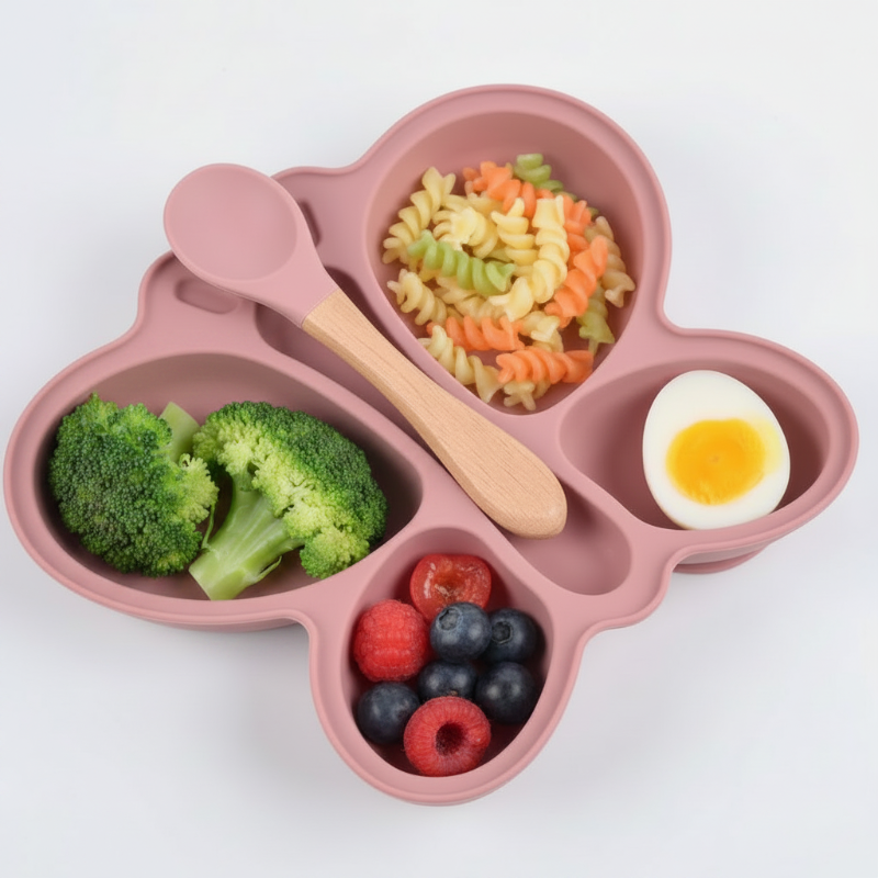 Assiette papillon rose avec nourriture dans les compartiments