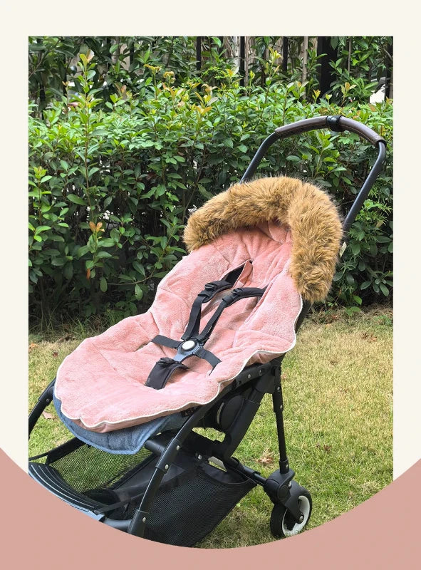 Chancelière attacher à la poussette avec la partie de devant retirer pour servir que de coussin