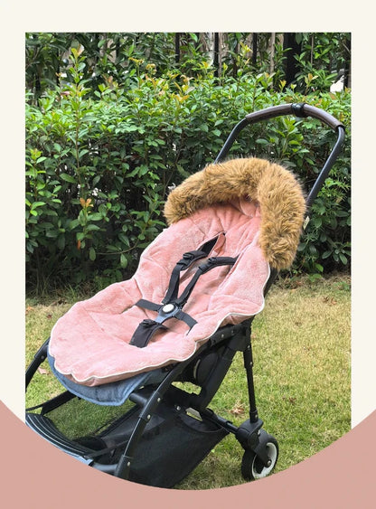 Chancelière attacher à la poussette avec la partie de devant retirer pour servir que de coussin