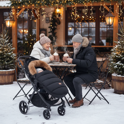 Chancelière poussette noire bébé dors pendant que papi et mamie déguste un chocolat chaud sur la terrasse d'un café