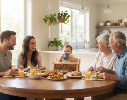 Repas familial bébé entourer de papa et maman sur sa droite et de mamie et papi sur sa gauche
