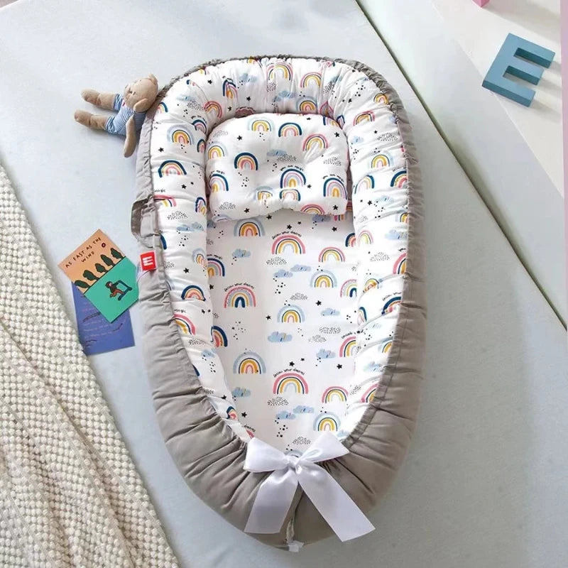 Nid du bébé intérieur avec des arc-en-ciel extérieur kaki