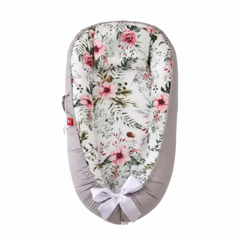 Nid de bébé intérieur fleurs d'hibiscus extérieur gris