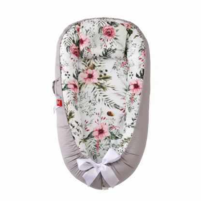 Nid de bébé intérieur fleurs d'hibiscus extérieur gris