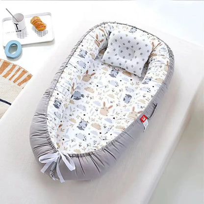 Nid du bébé intérieur avec les têtes de hibou et lapin extérieur gris