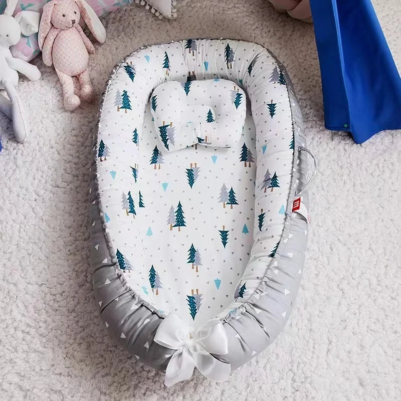 Nid du bébé intérieur avec sapin extérieur gris avec triangle blanc