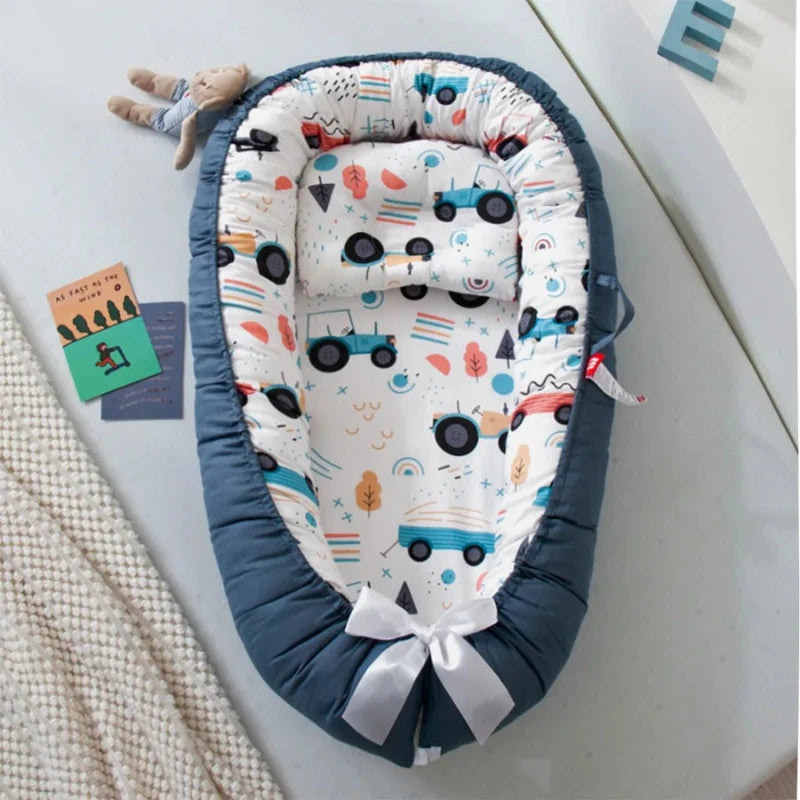 Nid du bébé intérieur avec tracteur extérieur bleu marin