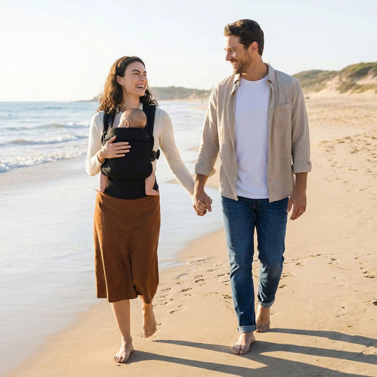 Papa et maman pieds nus dans le sable bord mer