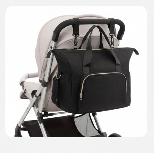 Le sac à langer accrocher à la poussette avec des sangles au anneaux (sangle vendu séparément)