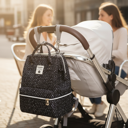 Sac à dos à langer accroché à la poussette — terrasse