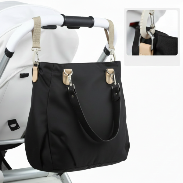 Sac à langer noir accroché à la poussette