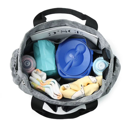 Vue de l'intérieur du sac avec les choses de bébé