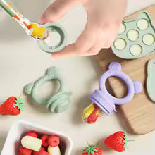 Sucette grignoteuse avec des  fruits pour bébé