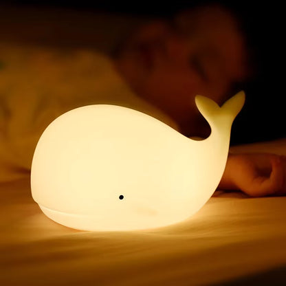 Veilleuse baleine allumé dans la tente de jaune pâle