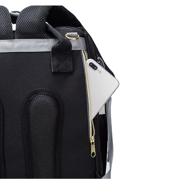 vue de la poche caché derrière le sac a langer lit pour le cellulaire