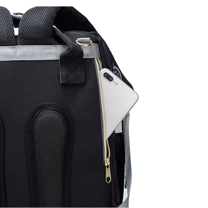 vue de la poche caché derrière le sac a langer lit pour le cellulaire